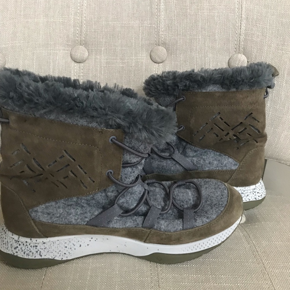 NWT Sperry boot with leather and wool